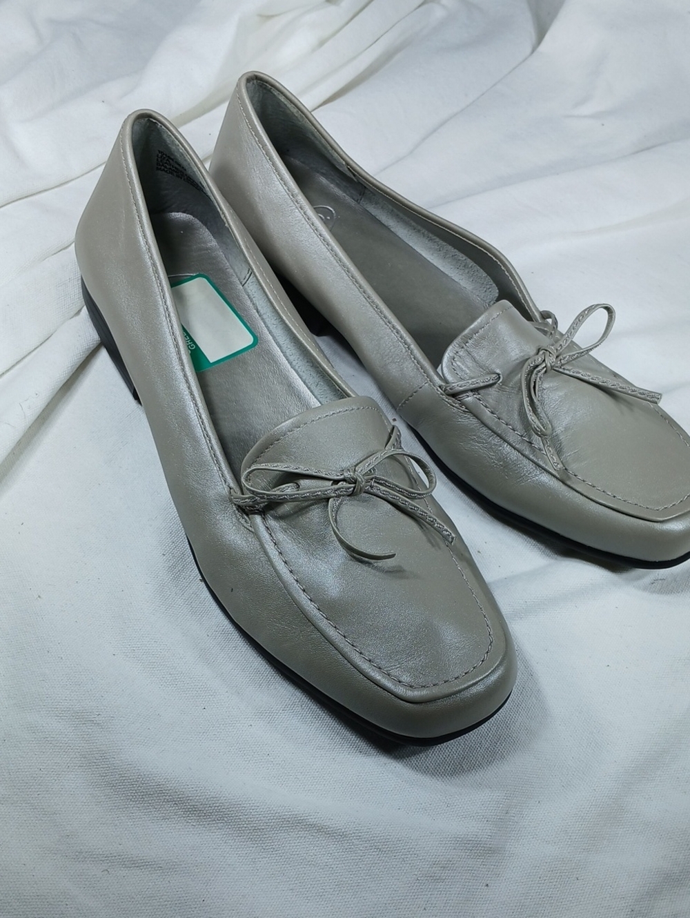 S.R.O. classic Women's Loafer Pumps in Light Gray pearlescent leather